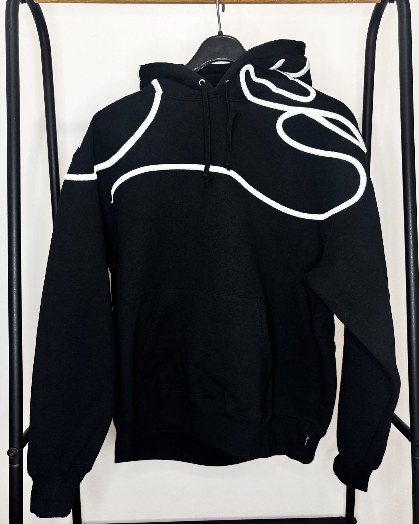 “Shoulder Script Hooded Sweatshirt” Black M