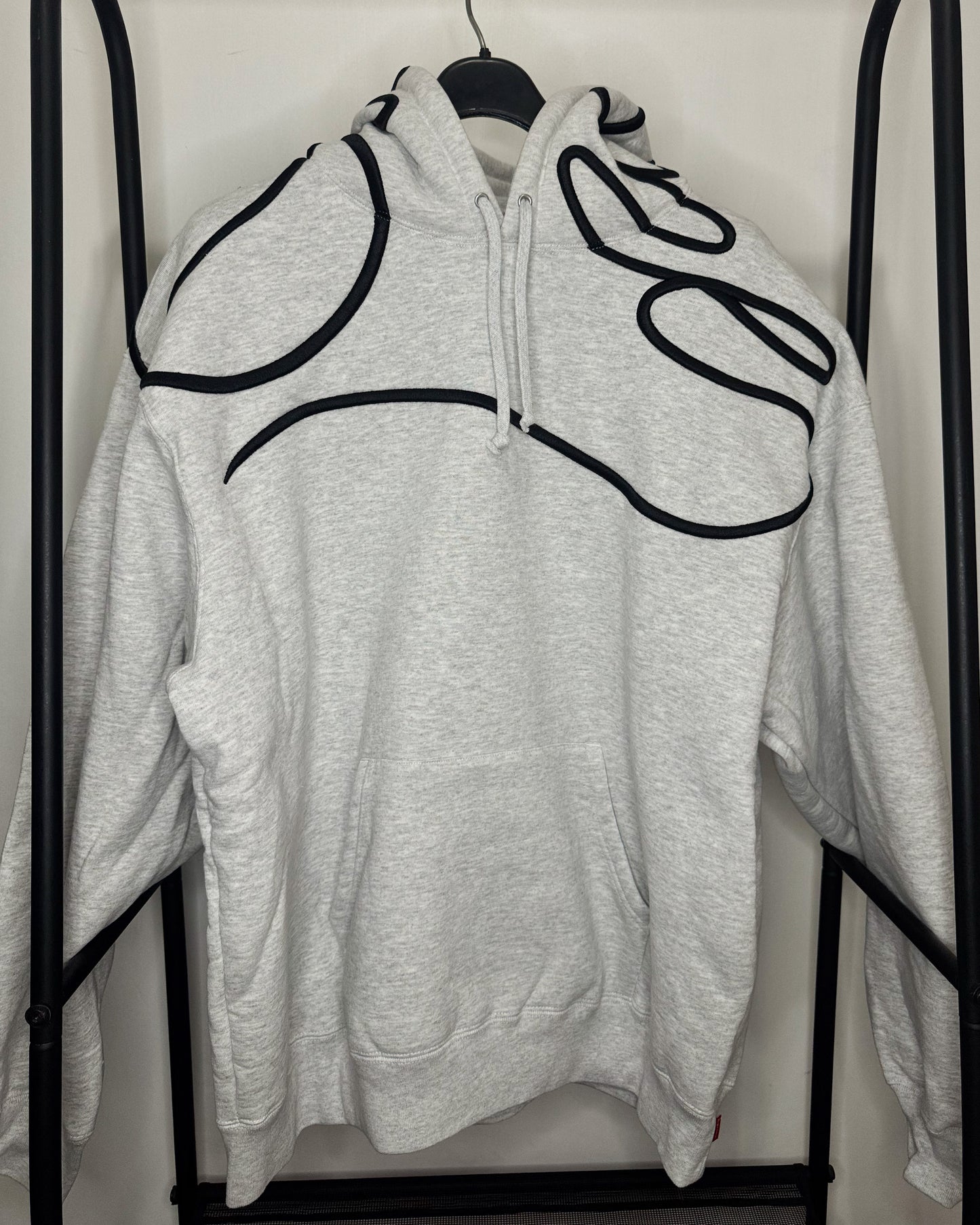 “Shoulder Script Hooded Sweatshirt” Heather Grey XL