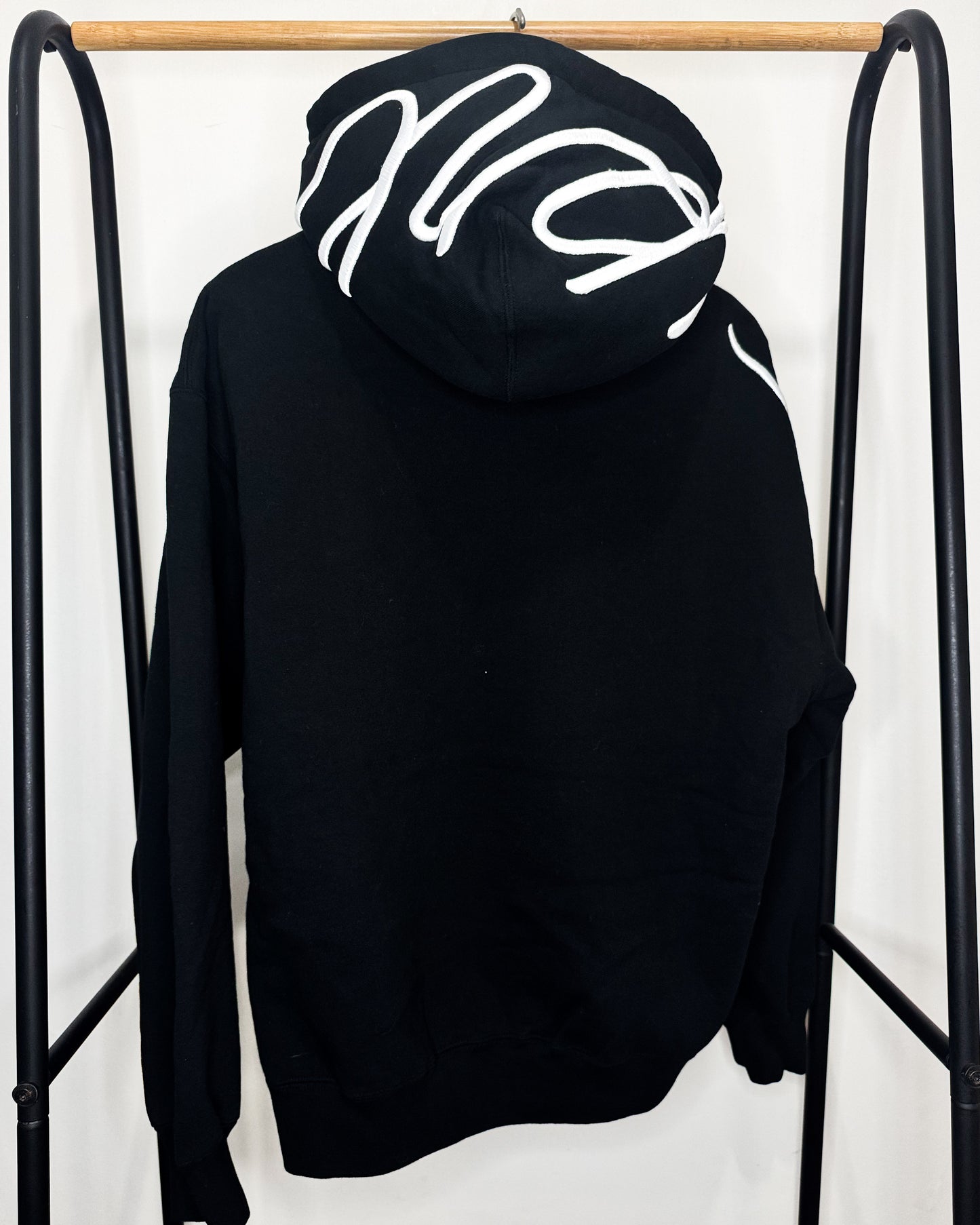 “Shoulder Script Hooded Sweatshirt” Black M