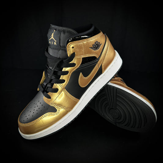 Jordan 1 Mid “Metallic Gold Black” 6,5us (8W)