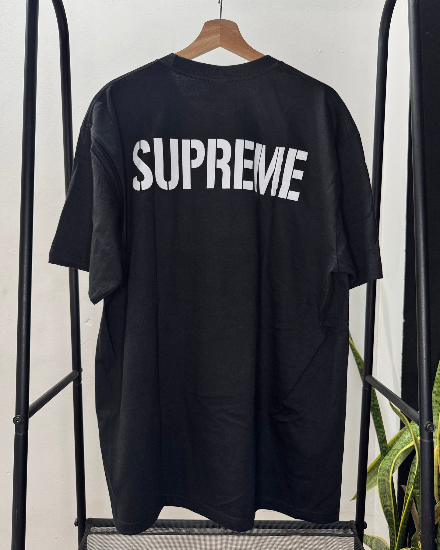 T-shirt “World Famous" Black